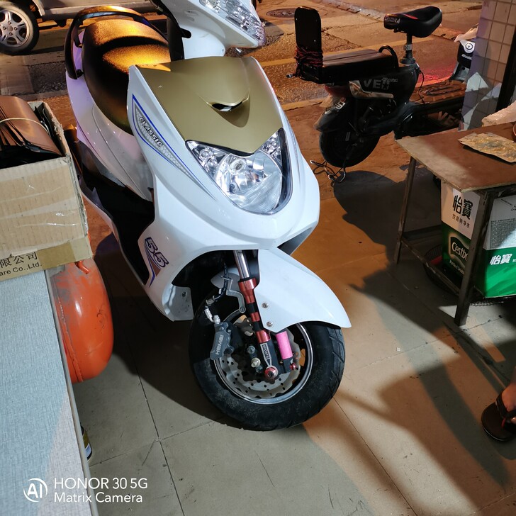 自用迅鹰踏板摩托车