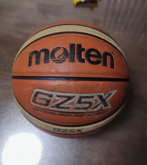 摩腾GZ5X  五号篮球 儿子大了不玩了！...