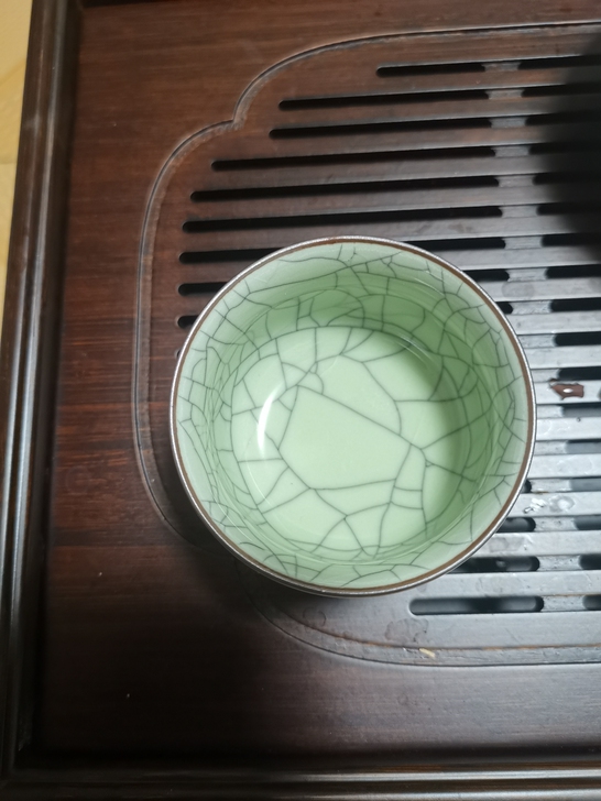 青瓷冰裂主人杯。