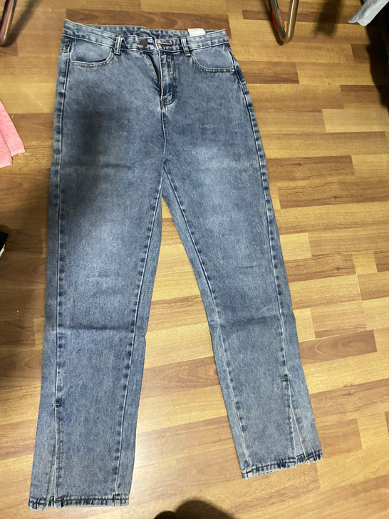 开叉牛仔裤,没穿出去过,比较有弹力
