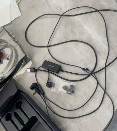 漫步者耳机99新带耳塞，带声卡。 感兴趣的...
