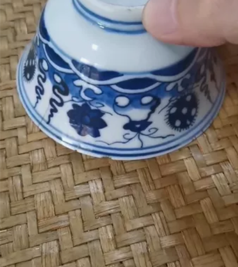 残缺的美~清三代青花小碗,有冲线不缺肉,青...