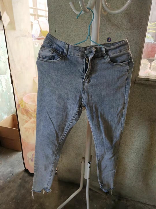 牛仔裤，有弹性，实体店买的，由于本人胖了穿...