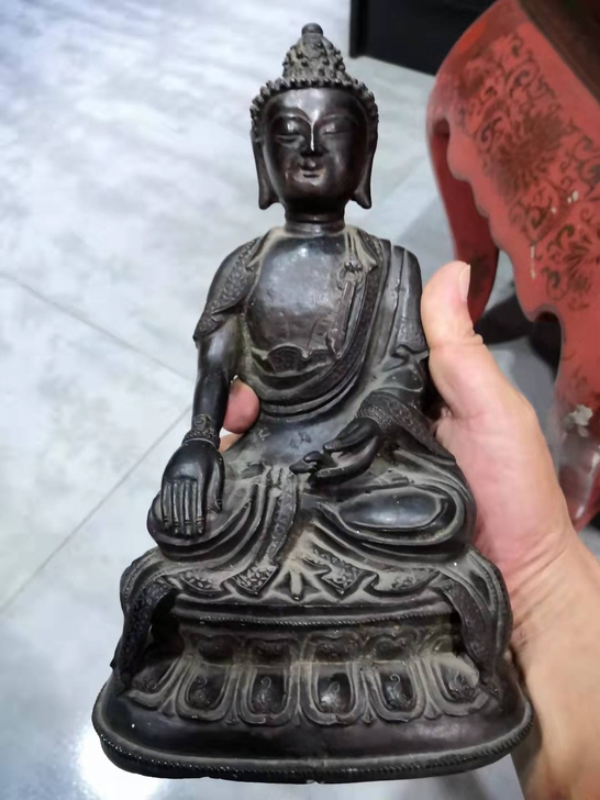 铜佛像。