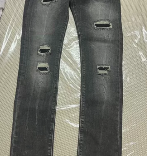破洞牛仔裤,购于上海港汇恒隆广场ZARA店...