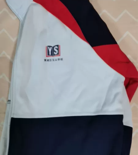 校服160码，红黄各一件上衣。黄色全新，红...