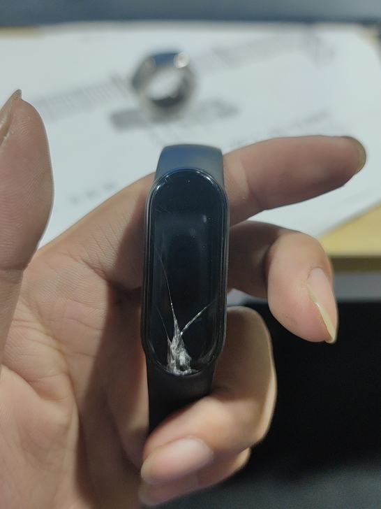 小米手环5带nfc功能。可以刷门禁卡和交通...