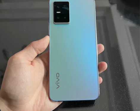 vivo s10 美女一手机保护的很好。...