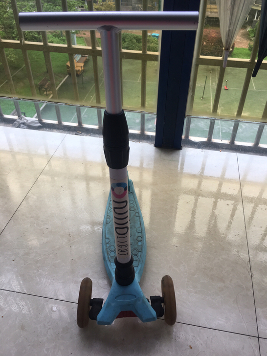 蓝色儿童滑板车，如图所示。三挡可调。可自取...