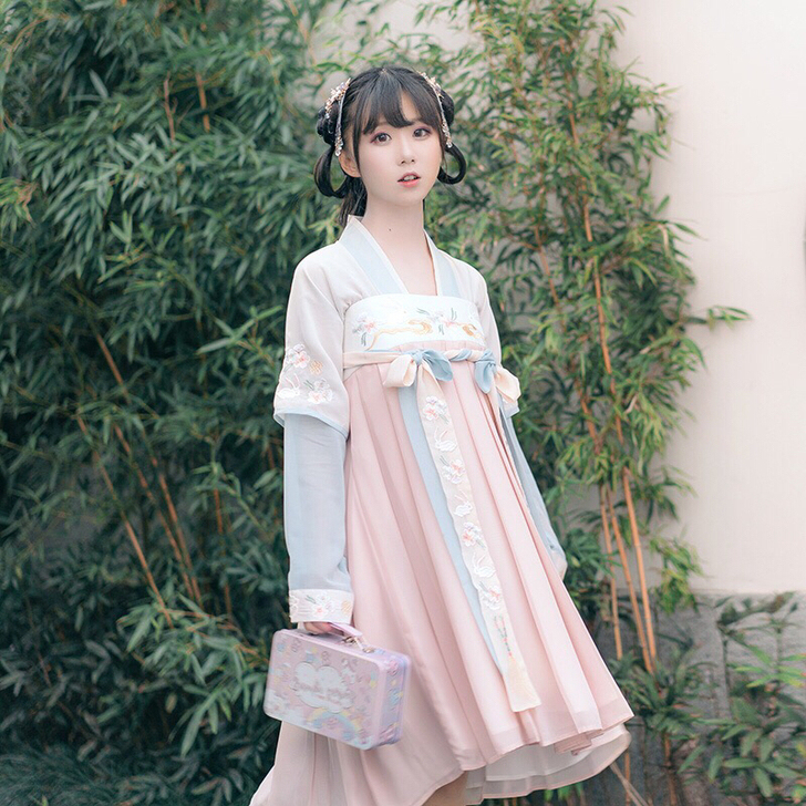 转卖汉服，买了没穿，觉得麻烦。