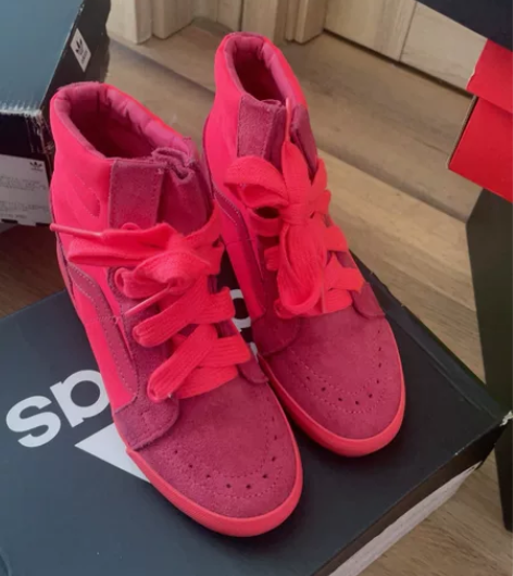VANS玫红色35.5 专柜入,磨砂皮配布...