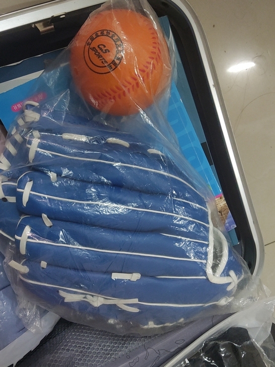 这是棒球和棒球手套,当时大一的时候买的,都...