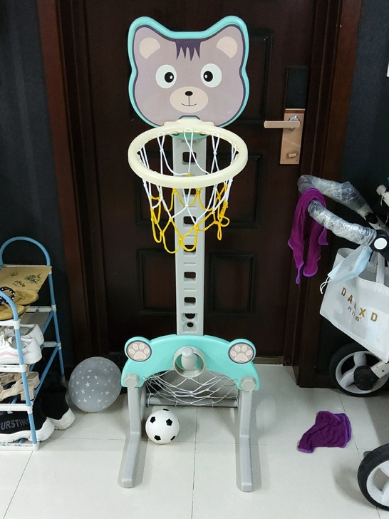 有蓝球/足球/投圈圈功能. 适合小小孩在家...