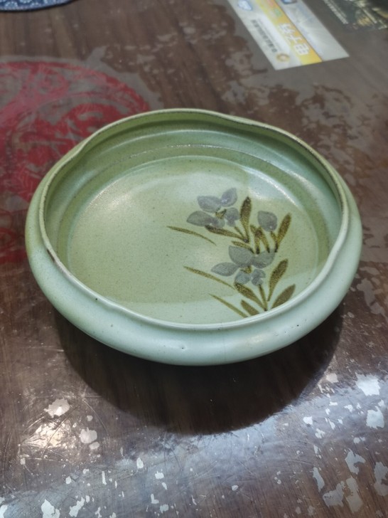 手拉坯铁胎青釉兰花纹三足洗。18.5X5....
