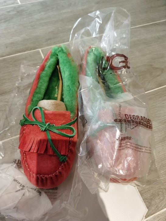 ugg豆豆鞋全新35码,适合小脚妹妹,红色...