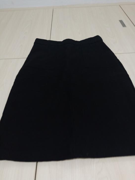 黑色薄呢款直筒一步裙，后开叉腰围74Cm，...
