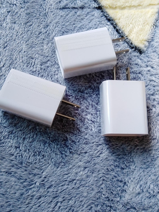 处理一批手机充电头5v2a快充头安卓苹果手...