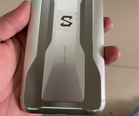 黑鲨2后盖，银色，9.9新，一个20元 感...