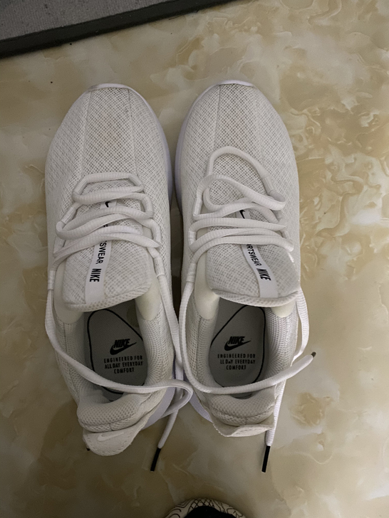 NIKE运动鞋 纯白好搭配 给我有点小了 ...