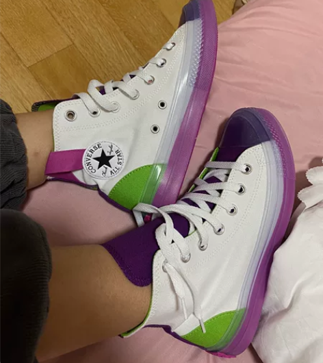 匡威去年奥莱购入,现低价出。 感兴趣的话点...