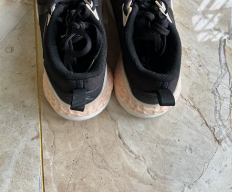 安踏女鞋,就穿过几次,有使用痕迹,八九成新...