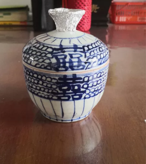 喜子盖缸也叫盖碗,清中晚期,碗身有冲线,浑...