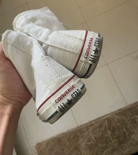 白色匡威 鞋面脏擦擦就掉了，不穿了出 感兴...