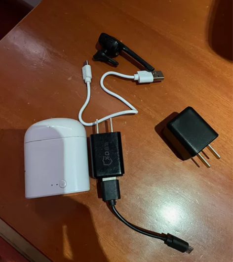 蓝牙耳机，送线，送插头（鑫盾的淘宝30一个...
