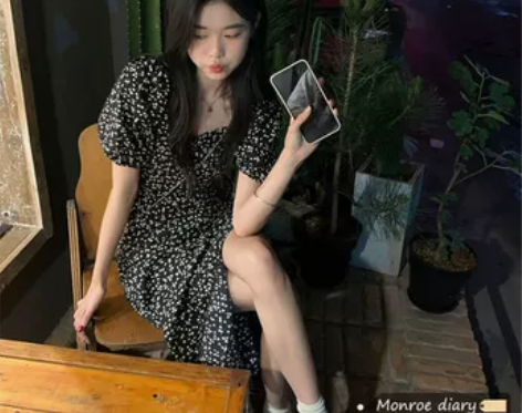 法式方领设计感开叉茶歇连衣裙女夏季泡泡袖收...