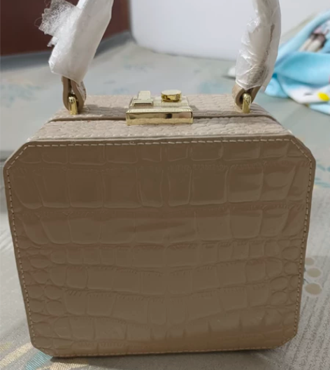 全新女士链条包，手提包， 感兴趣的话点“我...
