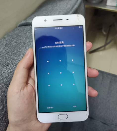 出OPPO A59s手机一个,有锁,屏幕亮...