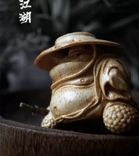宝贝标题: 文太武侠客风金蟾满钉竹根雕刻摆...