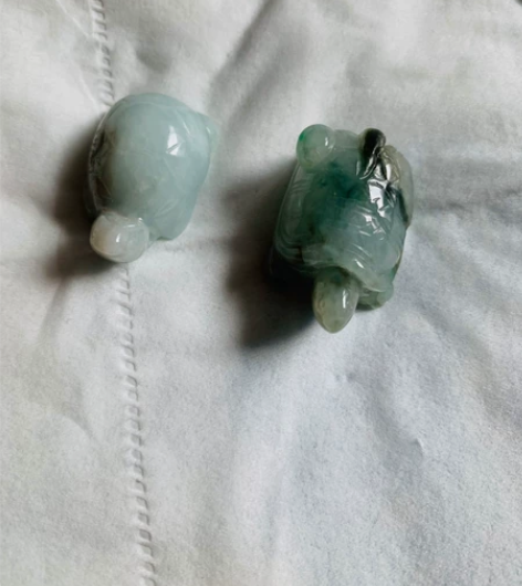 可爱的一对翡翠小龟摆件,玉石龟代表长寿、平...