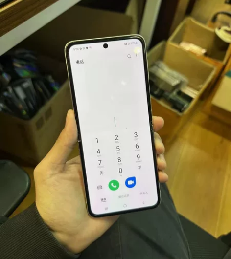 三星zflip3 屏幕小划痕小彩点 喜欢的...