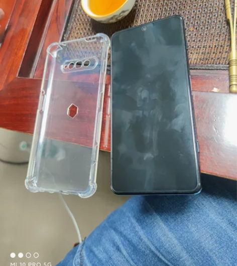 黑鲨4pro 12+256 手机，后盖裂了...