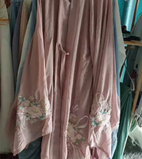 出汉服，很久以前的明制立领长衫，店铺已经倒...