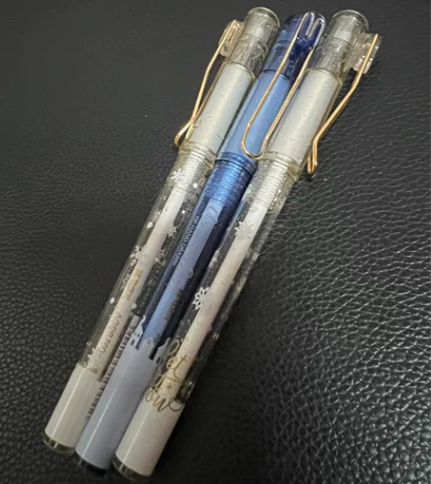 晨光速干中性笔,冰雪节限定款,笔杆两白一蓝...