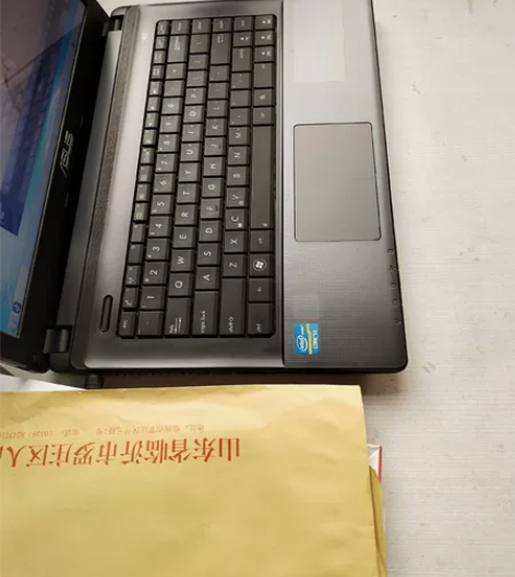 自己用的华硕笔记本 买的时候是新机 一只没...