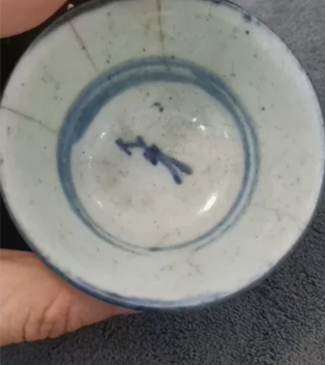 老茶碗一个,青花瓷有点冲线,不漏水 感兴趣的话点“我想要”和... 老茶碗一个,青花瓷有点冲线,不漏水 感兴趣的话点“我想要”和...