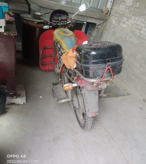 老豪爵摩托铝合金轮毂新换的后里外胎，发动机...