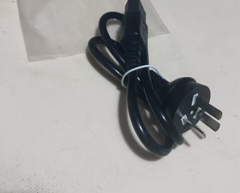 全新电源线 三插 60公分长度。 感兴趣的...