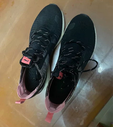 李宁跑步鞋38.5码,轻微使用痕迹,九成新...