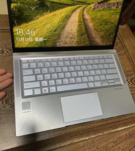 华硕ZenBook 14 商务笔记本 UX...