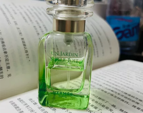 爱马仕屋顶花园香水30ml,余量一半 前年...