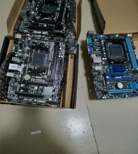 技嘉A58/A88XM主板 三片 放着一...
