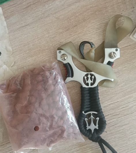 弹弓，带一包泥丸，包邮 另外送一个弹弓架子...