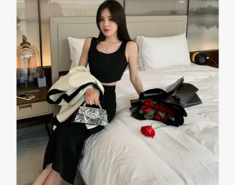 【摇曳身姿】高腰一步后开叉半身铅笔裙 感兴趣的话点“我想要”...