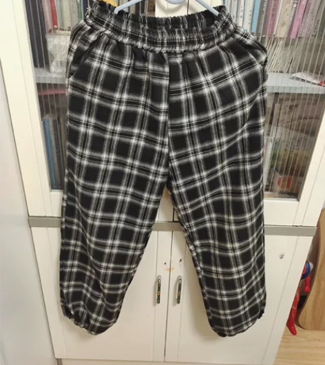 松紧腰盒格子女裤,裤脚松紧的,里面加绒的。...