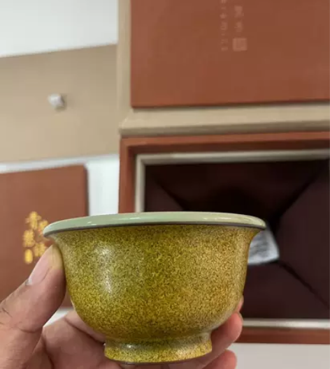陈慧芳【茶叶末压手杯】 陈爱民的爱女,她父...
