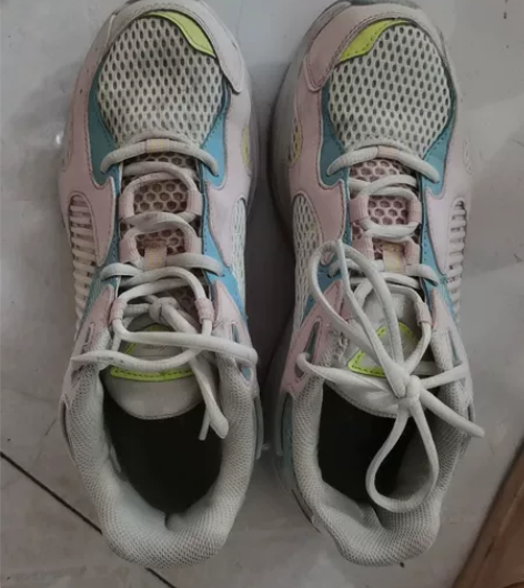 李宁穿了两个月,没有破损的地方 感兴趣的话...